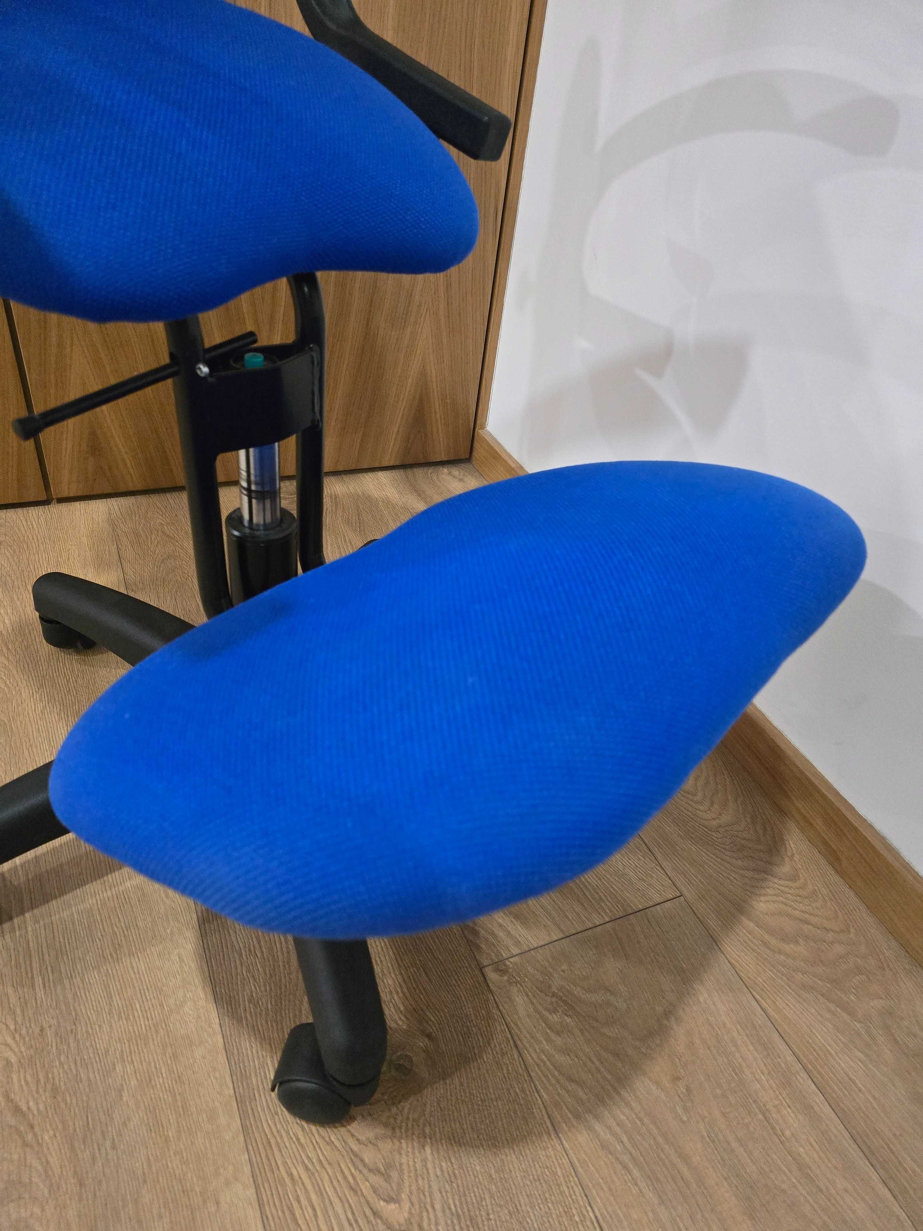 Cadeira ergonómica com apoio de joelho regulável e encosto