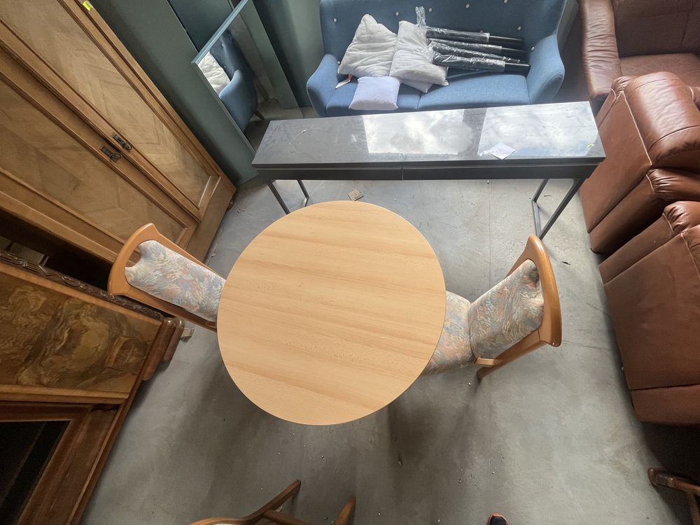 Fajny okrągły stół z krzesłami możliwy transport