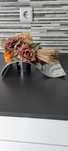Peça decorativa com flores artificiais