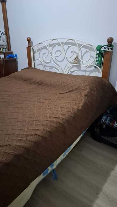 Quarto Completo: Cama de Casal Ferro/Madeira + Colchão + Cómoda