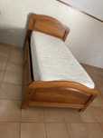 Cama de solteiro + movel + candeeiro + molduras