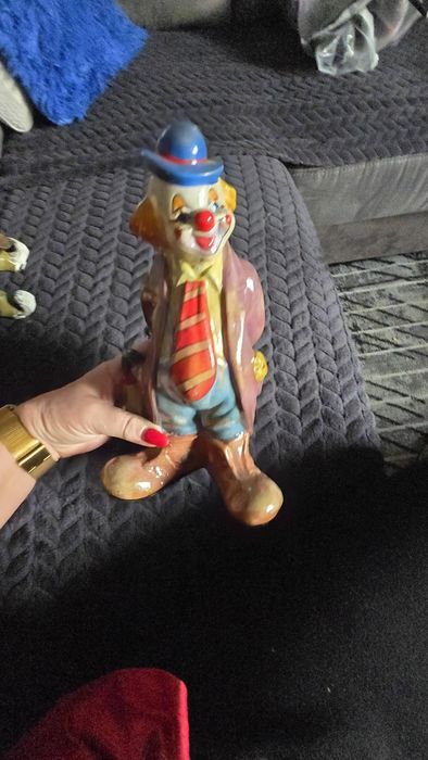 Ceramiczna figurka klauna.