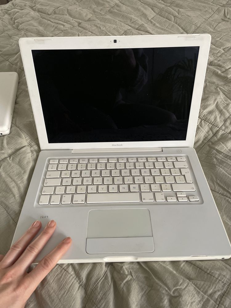 Komputer Mac book white - biały laptop trzy sztuki z ładowarkami