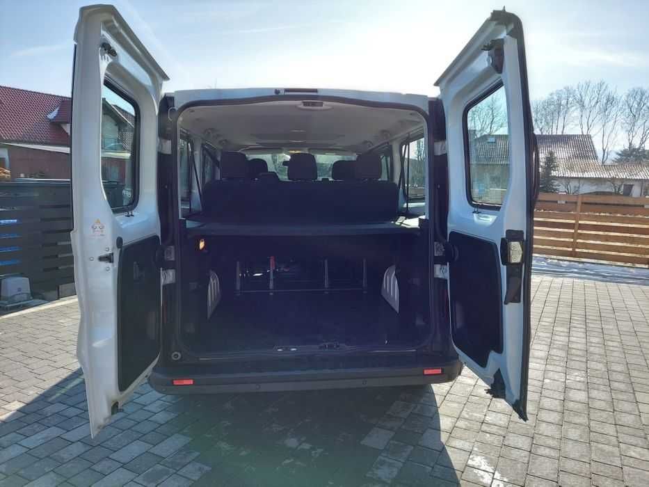 Wynajem busa 9-osobowego Renault Trafic