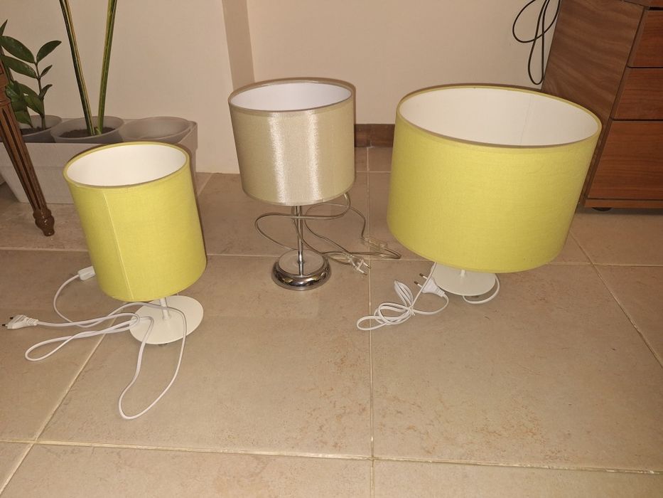 Cadeeiros de mesinha cabeceira