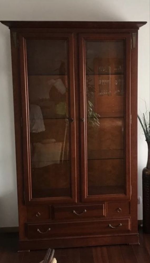 Vitrine de madeira maciça em muito bom estado