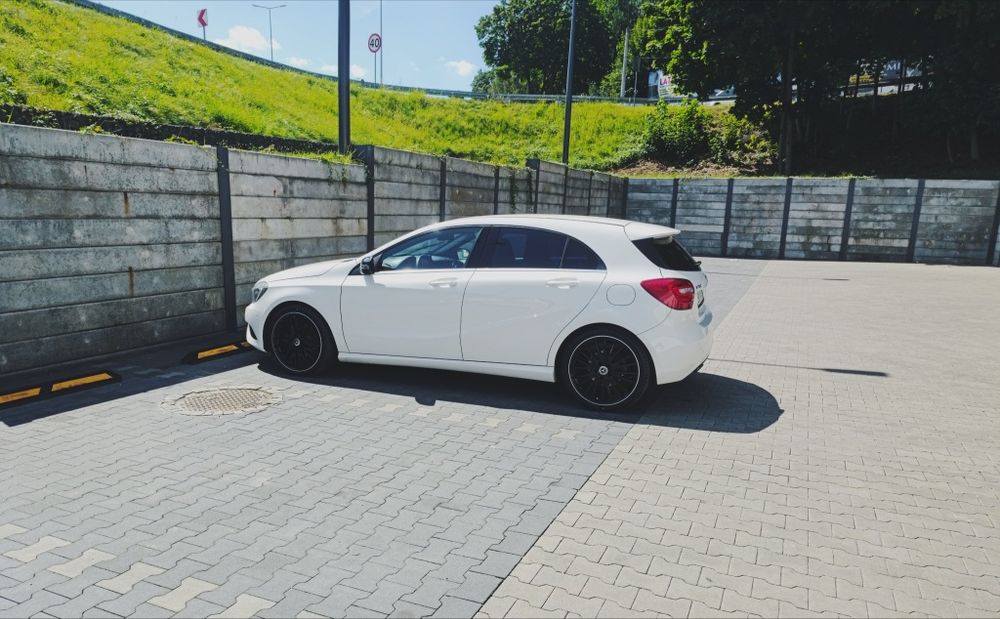 Mercedes A klasa A180 bogate wyposażenie niski przebieg polski salon