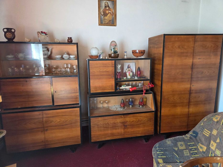 Drewniane meble na wysoki połysk do renowacji.