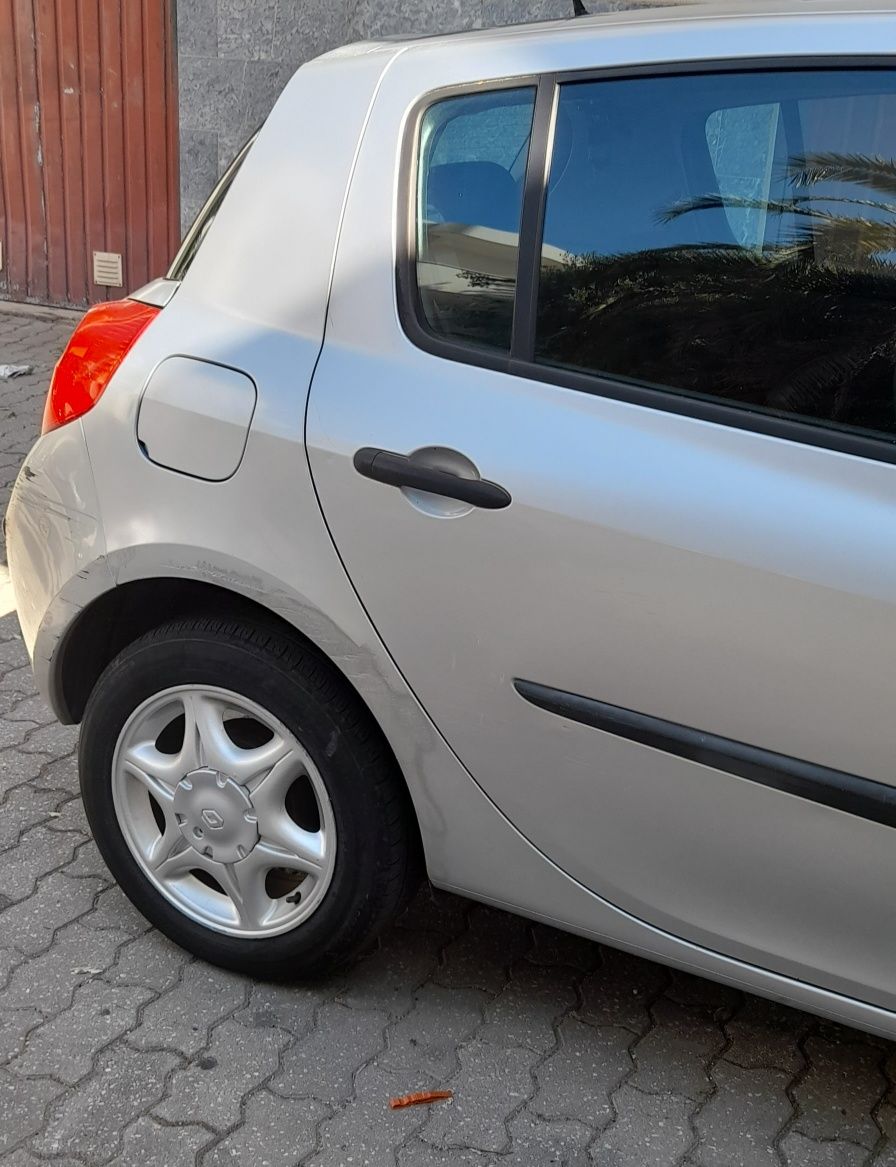 Renault clio 3   2006  1.2 gasolina 2500€