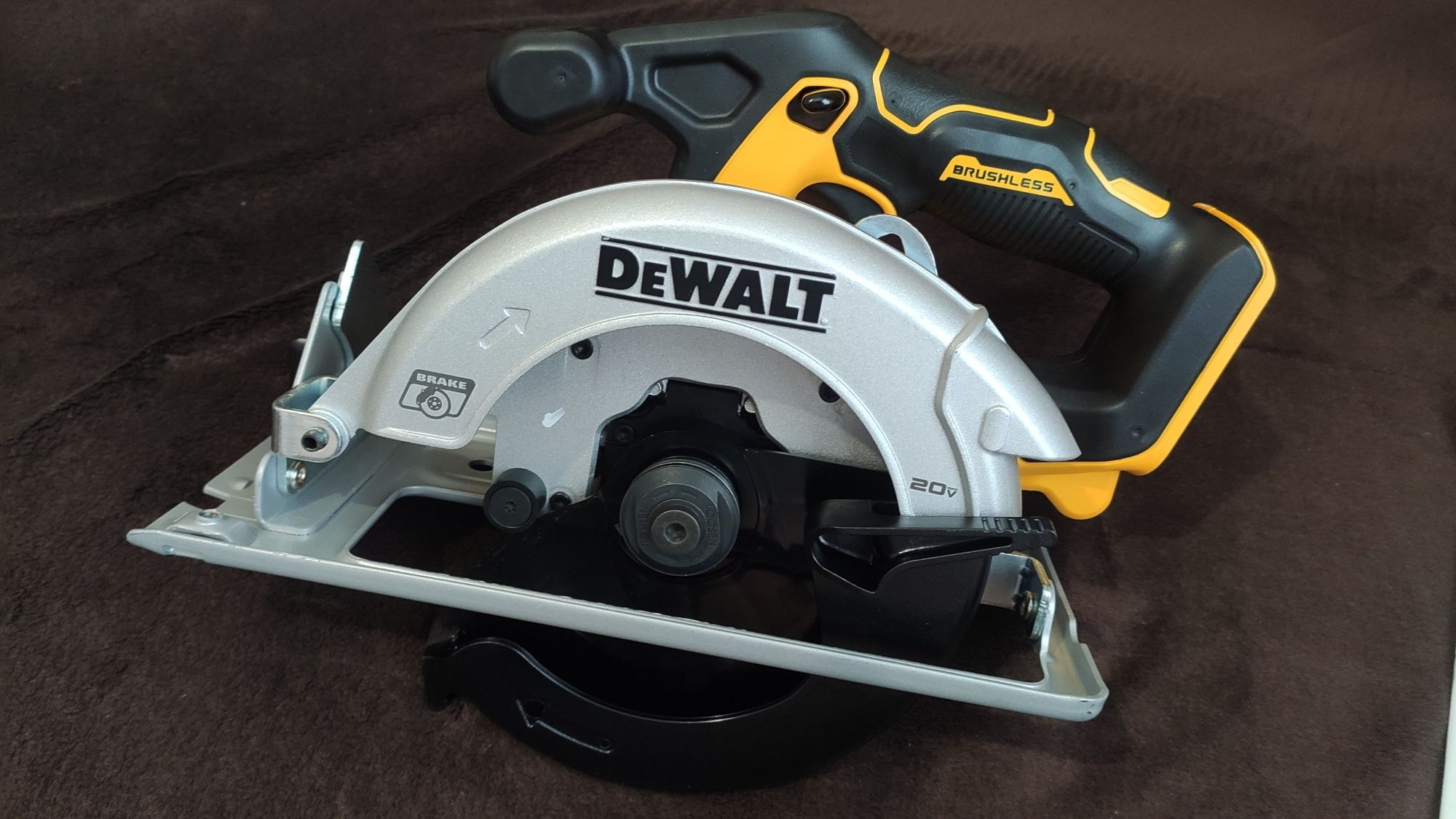 акумуляторна безщіткова циркулярна пила DEWALT DCS566 18V / 20 V США