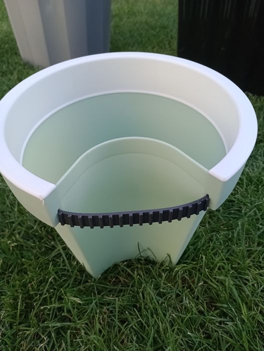 Doniczka na kwiaty na rurę odpływowa, rynnę my