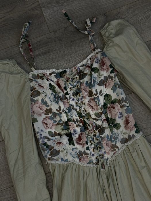 Елегантна витончена сукня з консетом