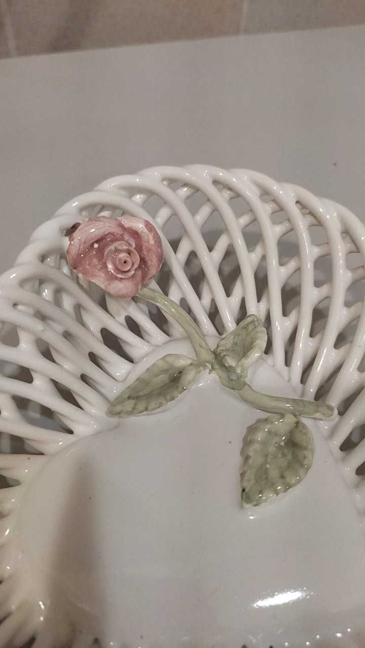 Koszyk porcelanowy ażurowy w kształcie serca z różą,ręcznie malowany