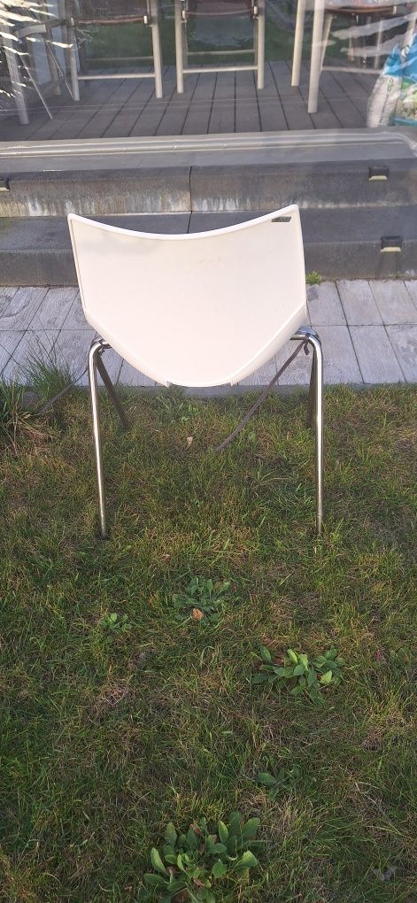 Krzesła białe tworzywo