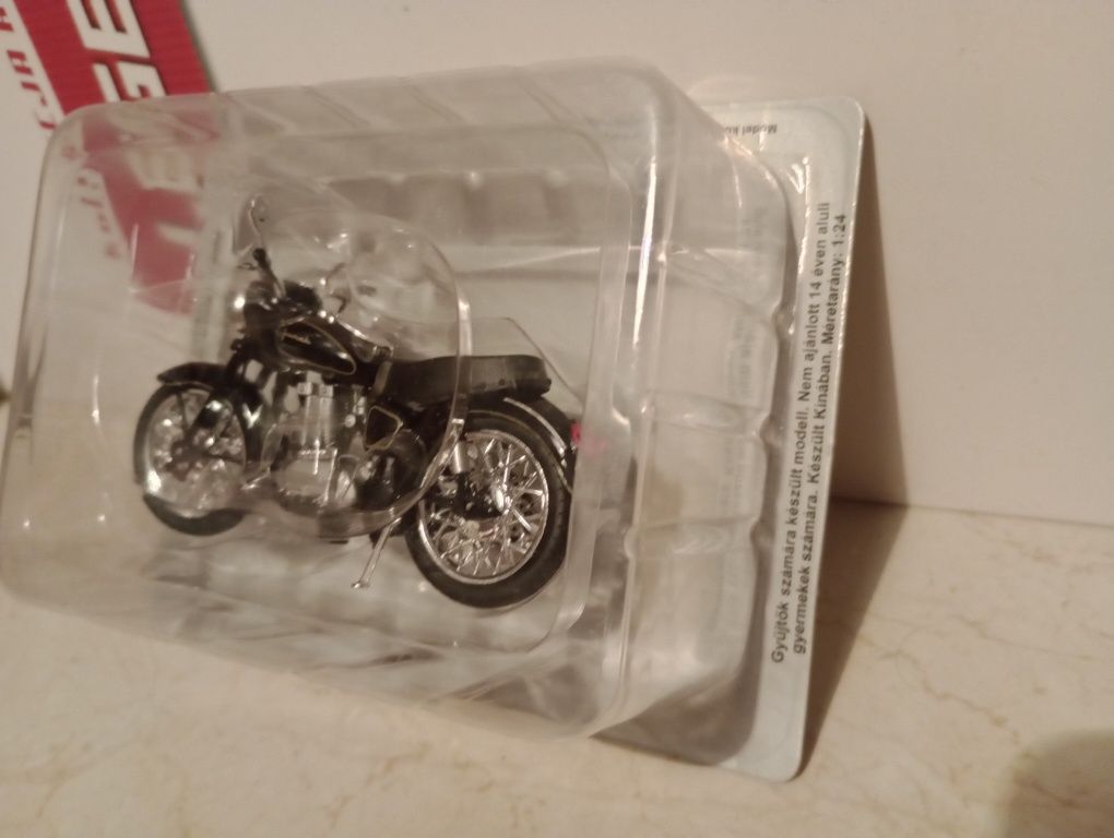 Kultowe auta PRL Junak M10 model motocykla 1:24