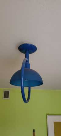Niebieska lampa se szklanym kloszem
