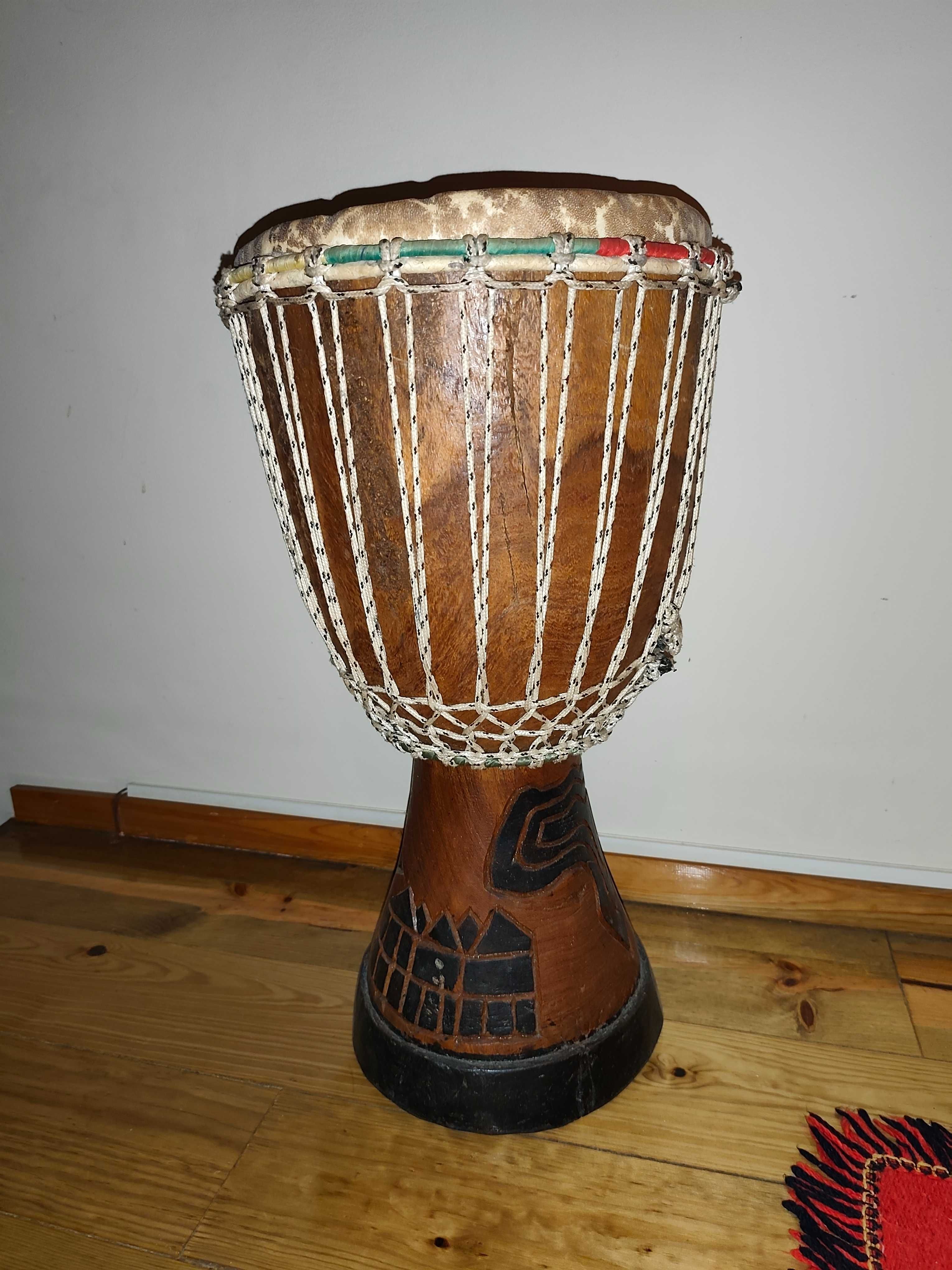 Djembe africano em excelente estado