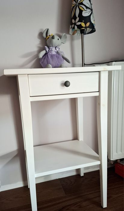 Biały stolik nocny Hemnes Ikea, drewniany