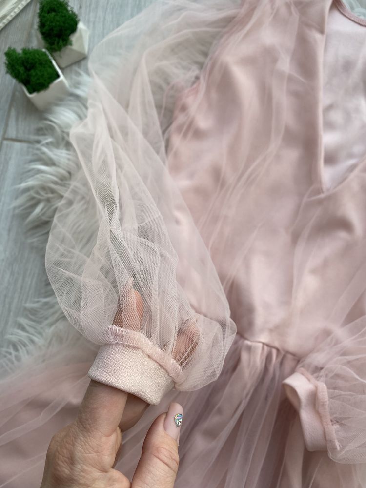 Нежно-розовое платье с шифоновыми рукавами
