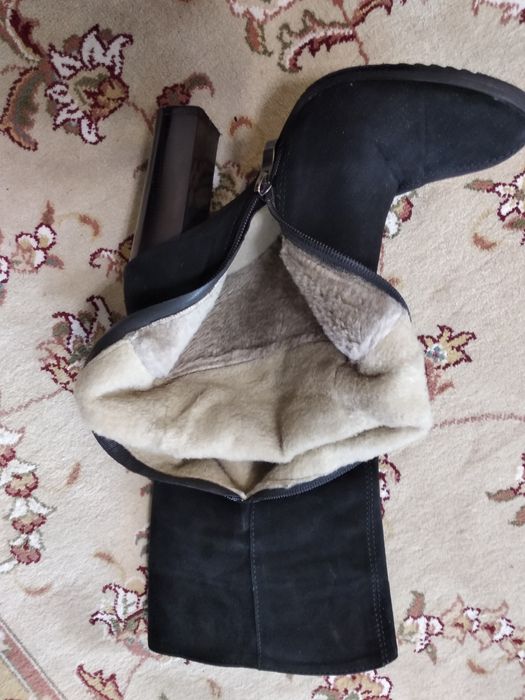 Чоботи зимові, замшеві.
