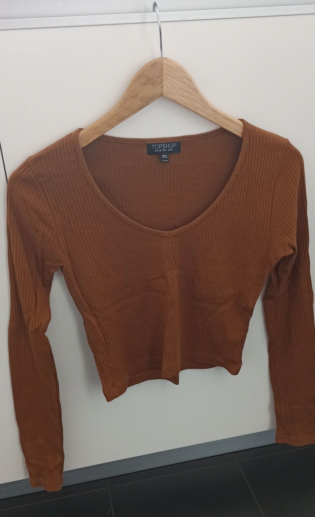 Bluzka prążkowana z długim rękawem crop top brąz camel