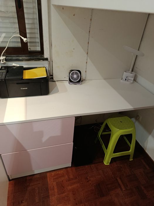 Cama alta com roupeiro e secretária IKEA