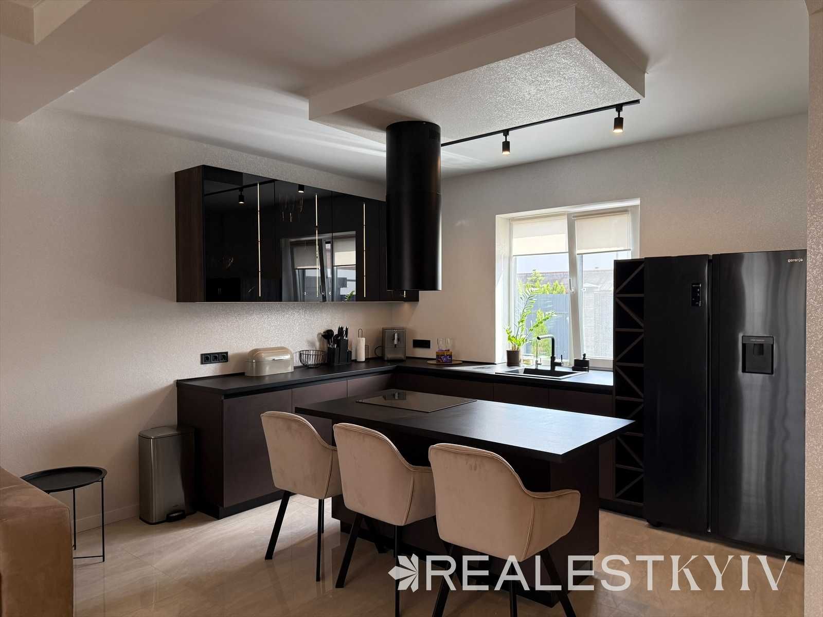 Сучасний будинок з ремонтом і меблями на Осокорках (Osokor Residence)
