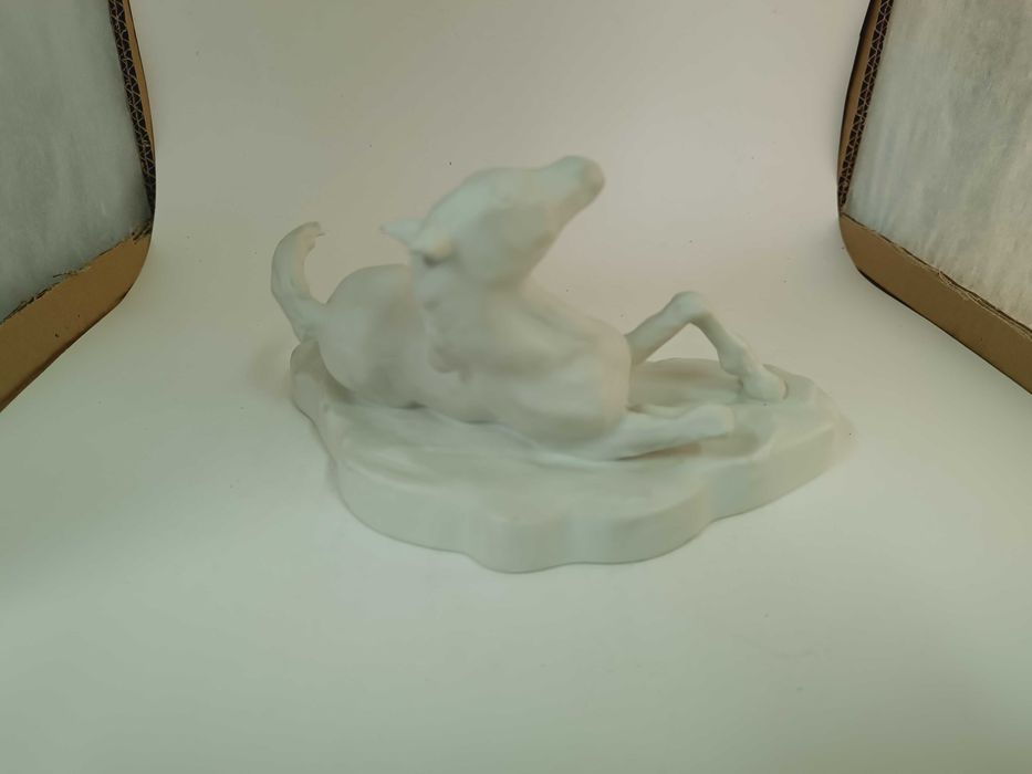 Escultura de Cavalo deitado em biscuit da Vista Alegre. Marcada