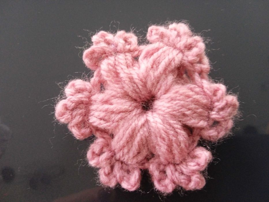 Kwiatek, gwiazdka 3D - z włóczki - aplikacja - ozdoba -  breloczek