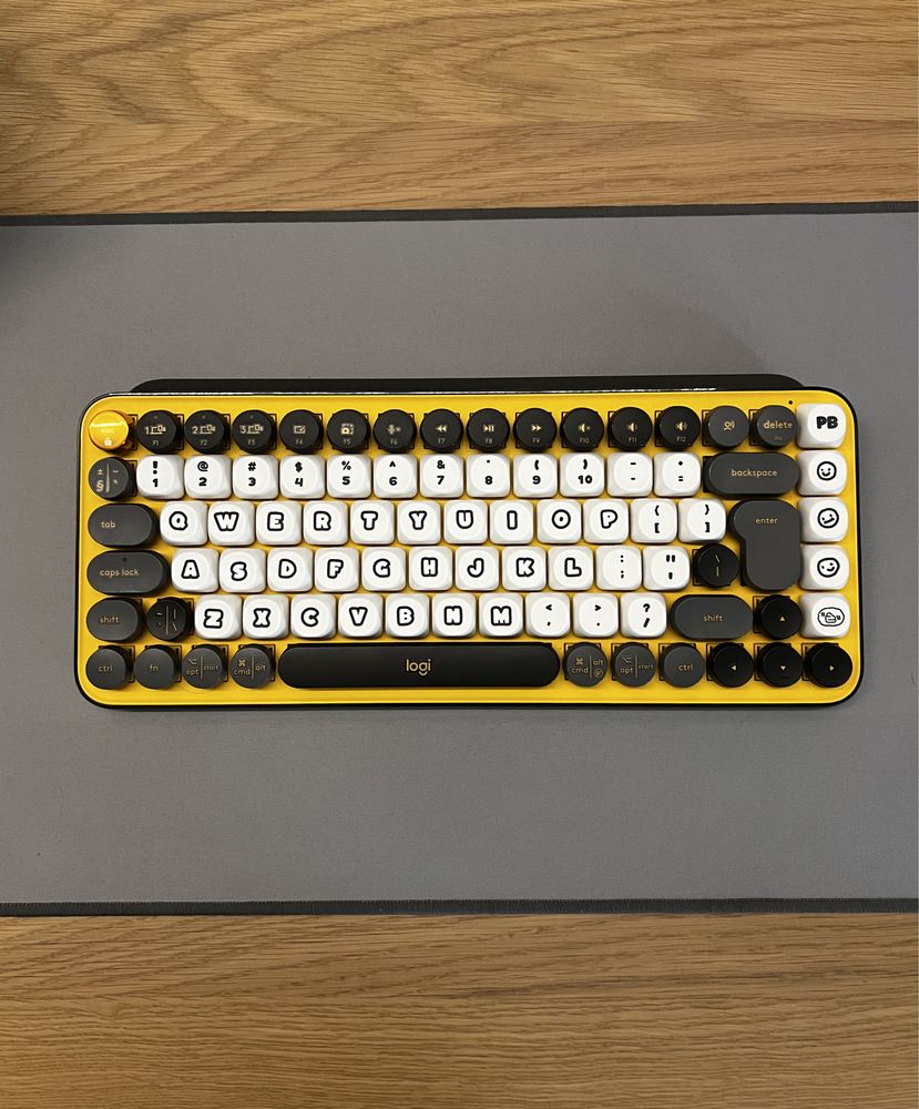 Logi keypops w dorbym stanie + keycaps + etui