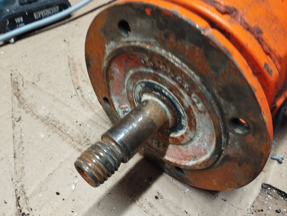 Silnik z przekładnią 230v