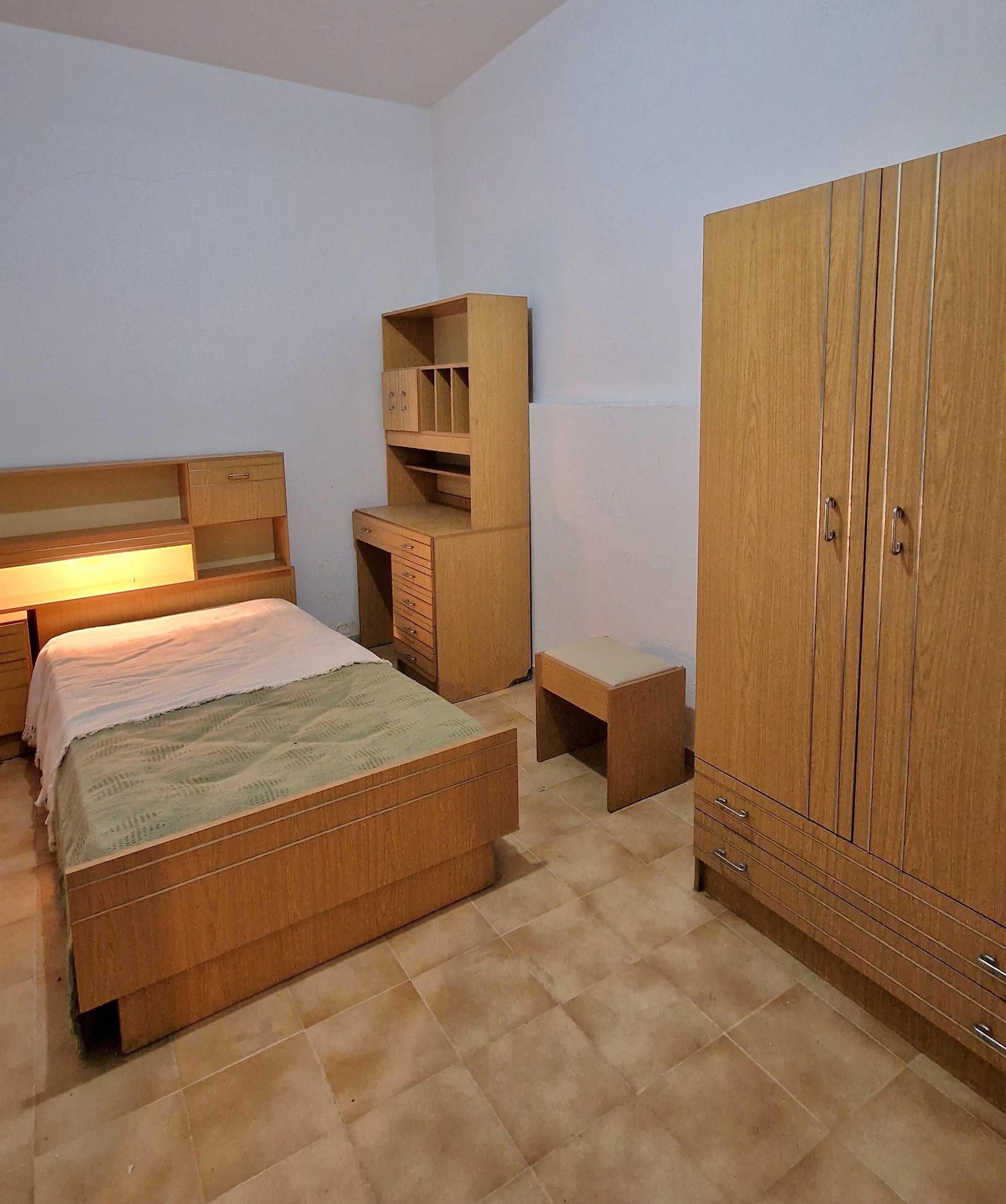 Quarto completo! Cama, Secretária e Armário