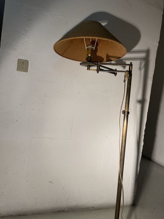 Candeeiro de pé antigo, em latao e com abajur. Em otimo estado.
