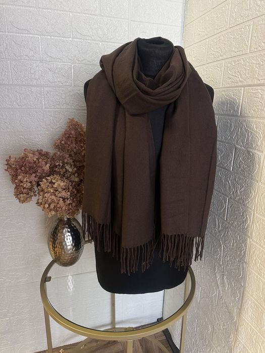 Przesliczny, mięciutki i lejący czekoladowy szal z kaszmirem