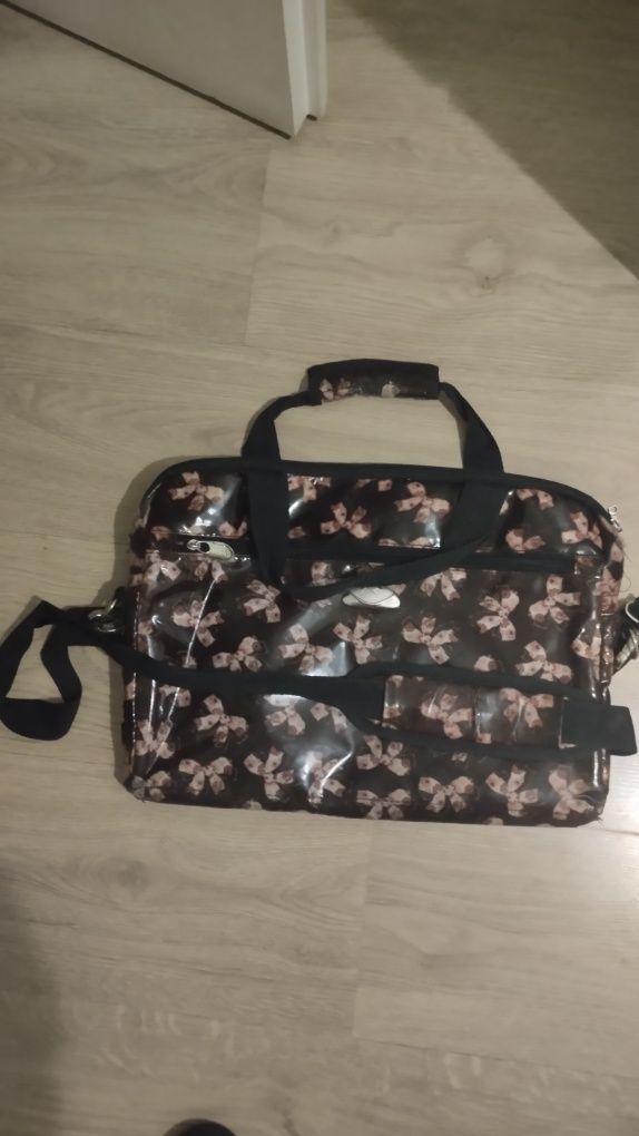 Oddam torebke na laptopa w kokardki