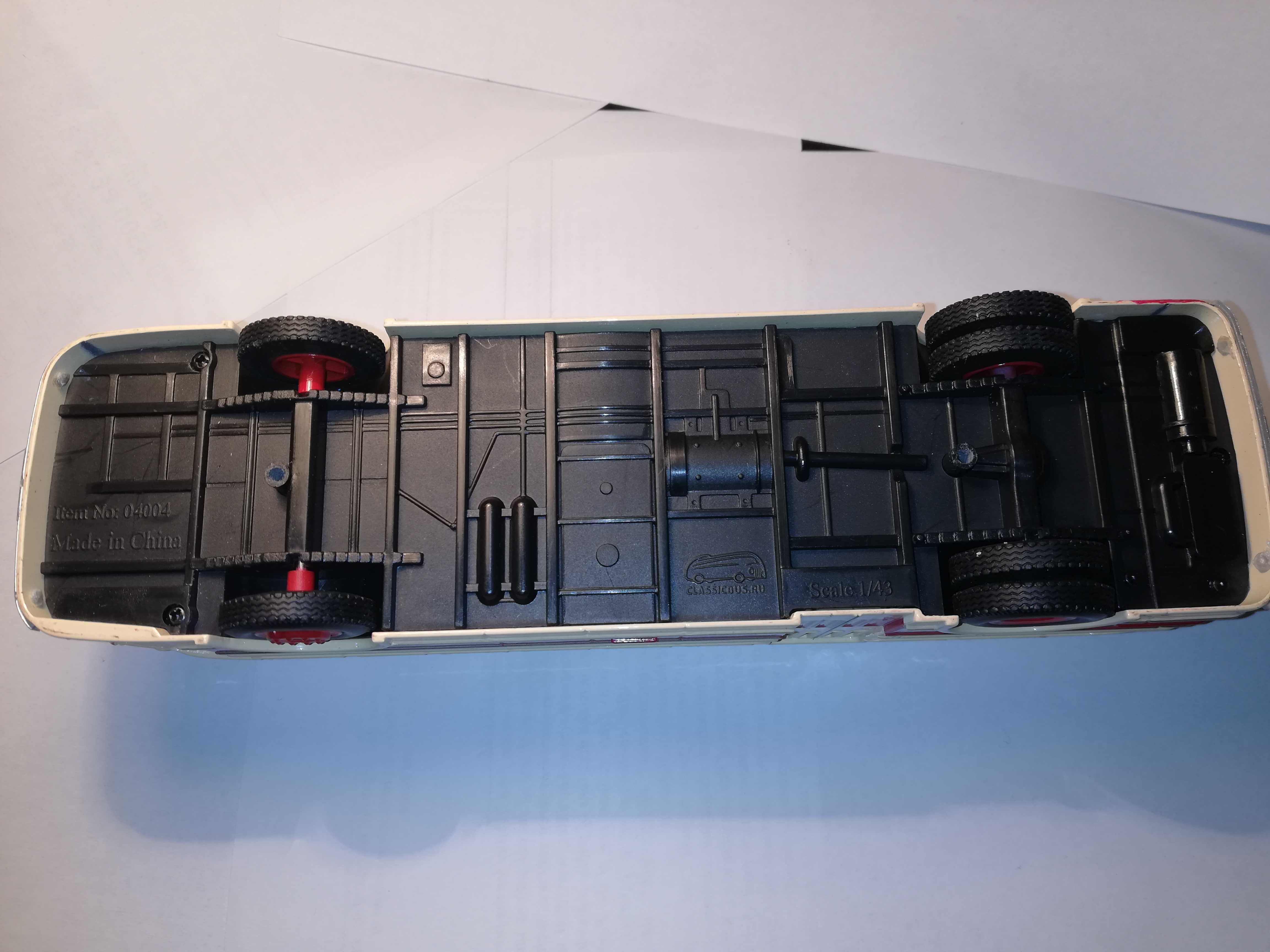 Rarytetna model autobusu ZIS-154 w gablotce Classic Bus 1/43