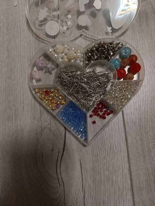 контейнер з намистинами і фурнітурою