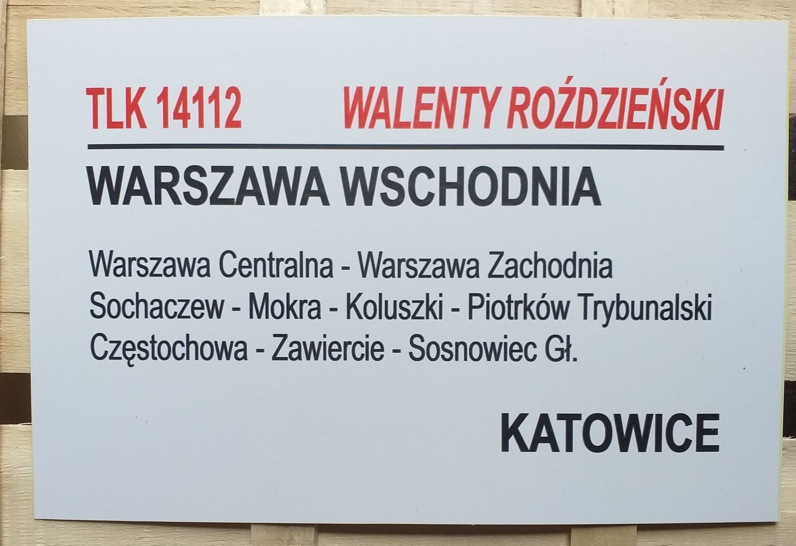 Tablica kierunkowa TLK Walenty Roździeński.