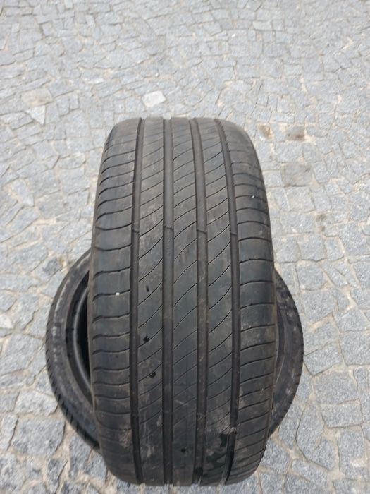 Vendo pneus semi-novos 235/40/19 Michelin