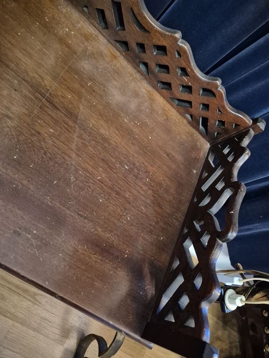 Mesa de apoio antiga em madeira maciça – pés cruzados e balaustrada re