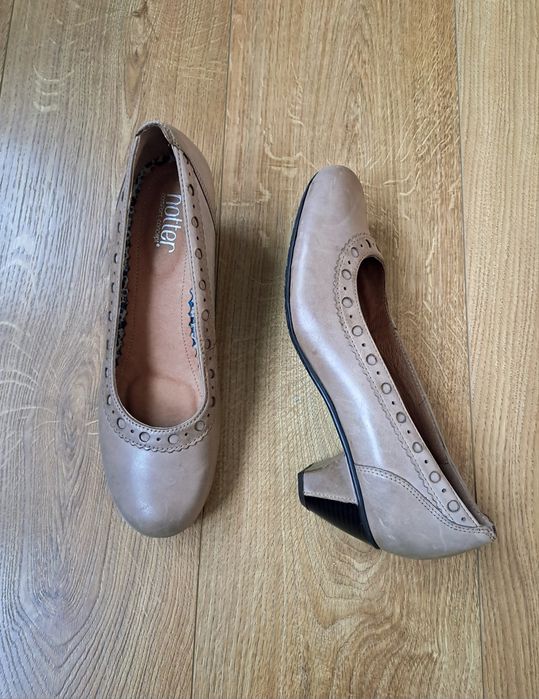 Світлі жіночі шкіряні туфлі на низькому каблуці