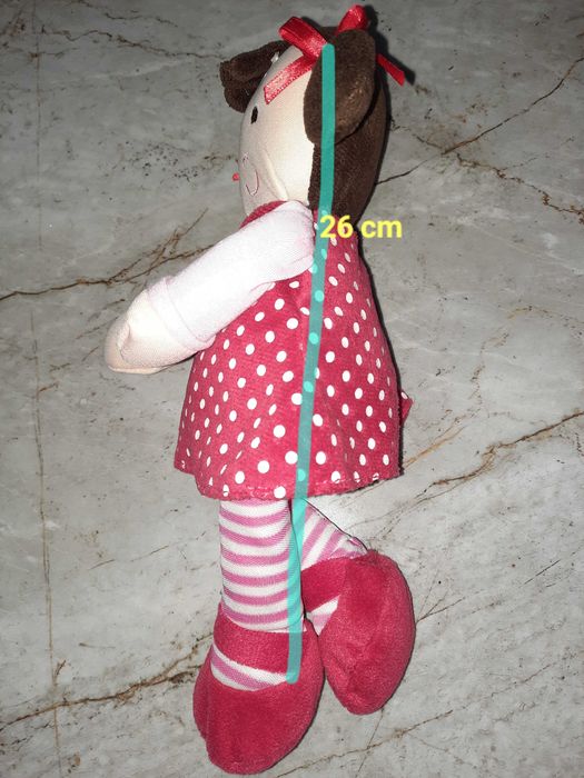 Lalka w czerwonej sukience z białymi kropeczkami