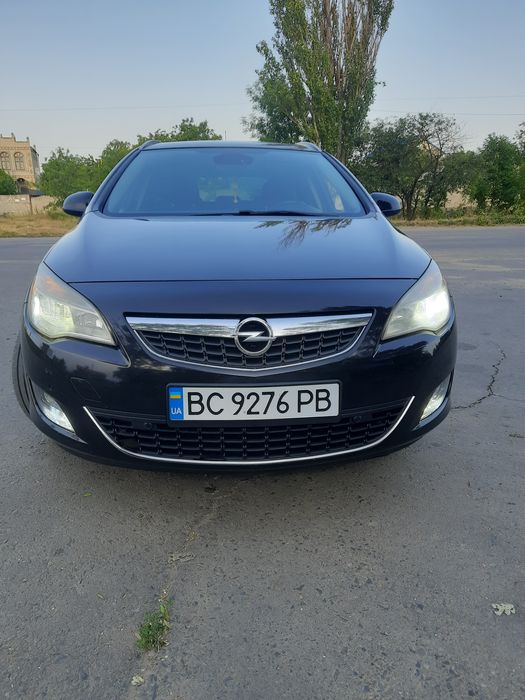 OPEL astra sports tourer 2011г.