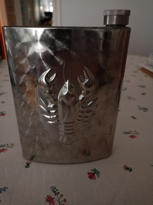 Duża piersiówka z wizerunkiem raka homara