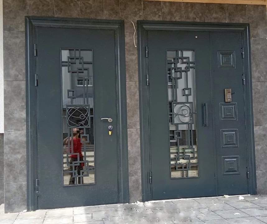 Двері вхідні металопластикові металеві броньовані полімерні балконні