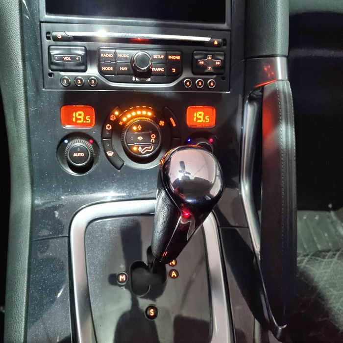 Пежо 3008 рік 2014  мотор 1.6 HDI