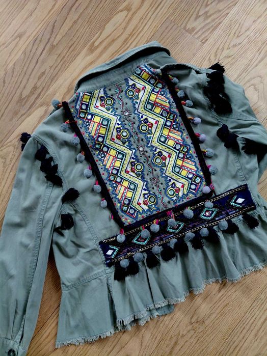 Lekka kurteczka z cekinami i zdobieniami