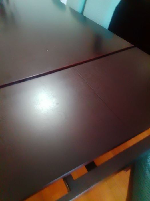 Mesa de sala com 8 cadeiras mais espelho e aparador