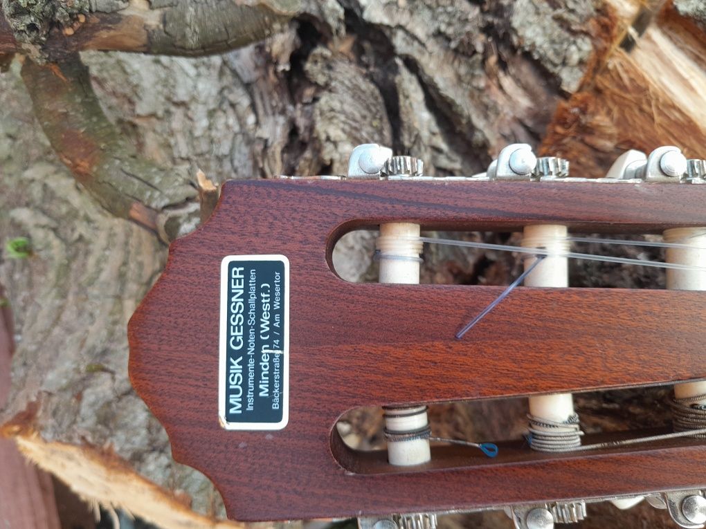 Stara gitara strunowa