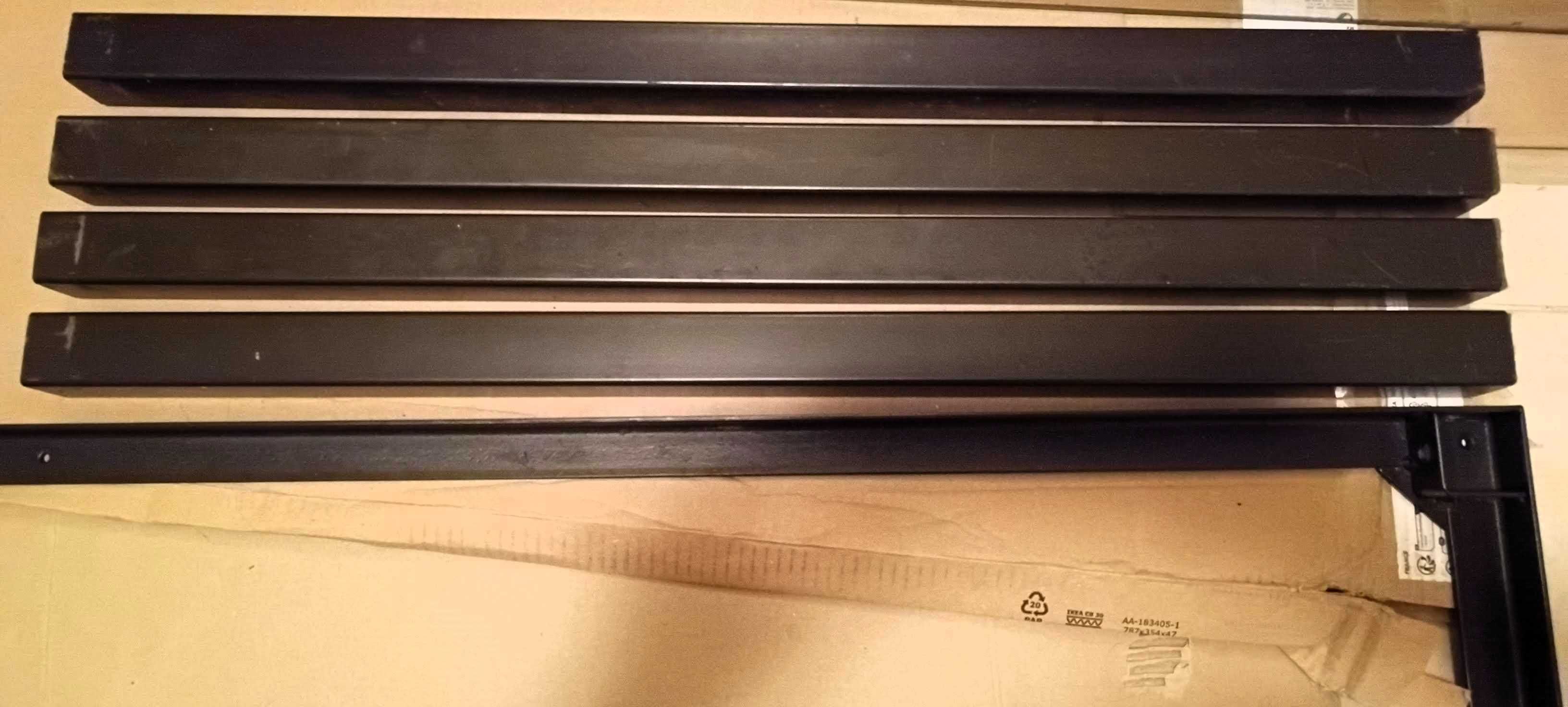 Mesa em metal e vidro, interior e exterior. Em muito bom estado